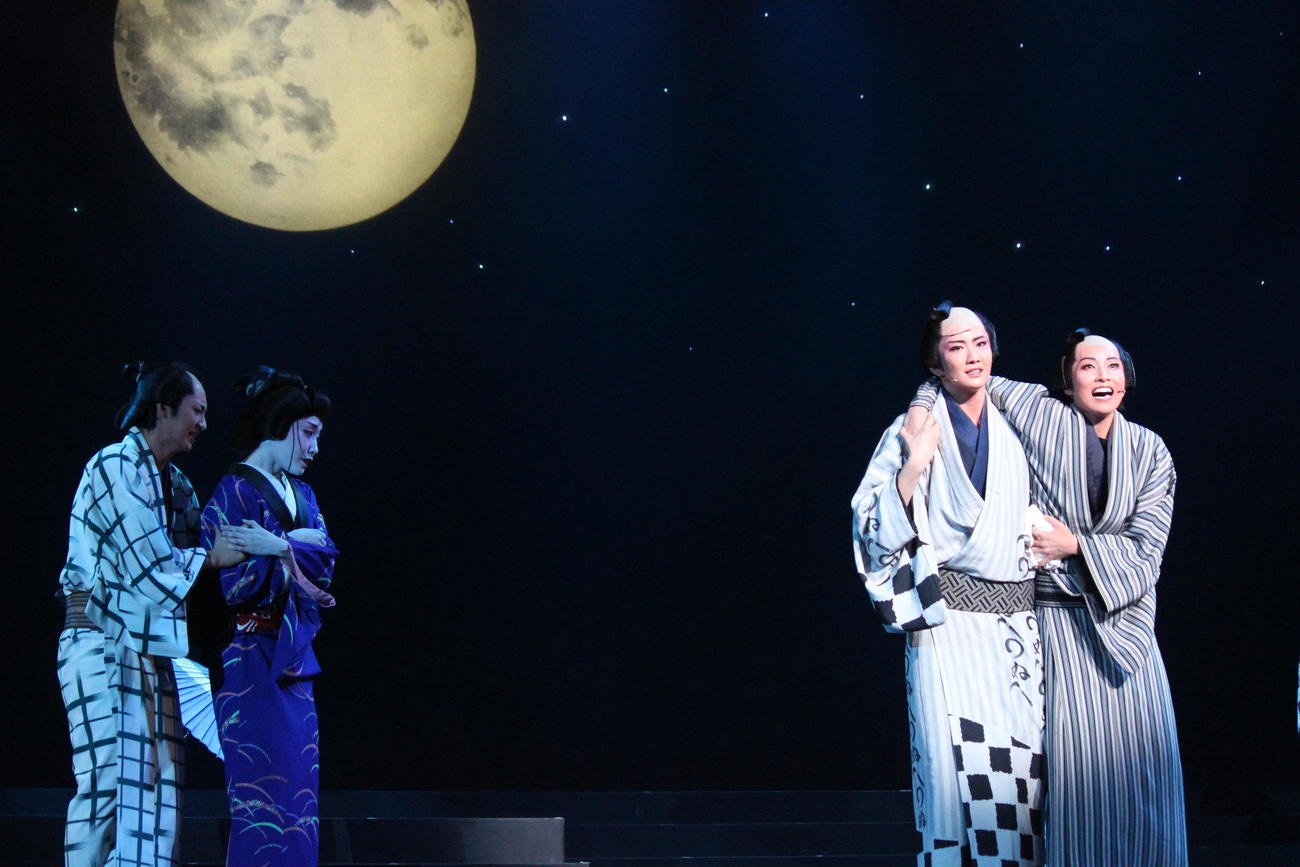 再開した幼なじみ次郎吉（右端＝彩海せら）との友情、絆を貫く幸蔵を熱演した礼華はる（右から2人目）（撮影・村上久美子）