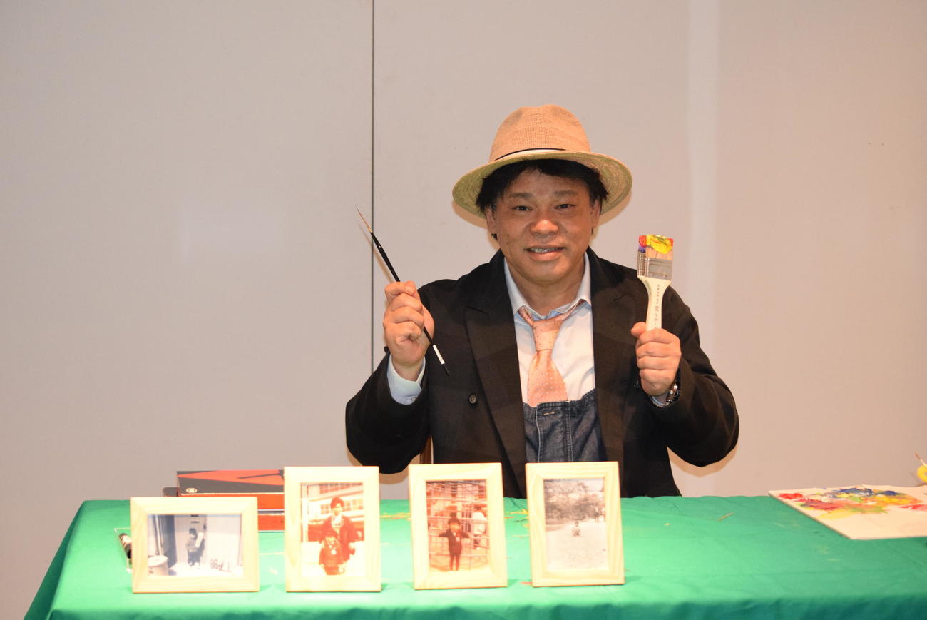 個展への来場を呼びかけたジミー大西（撮影・阪口孝志）