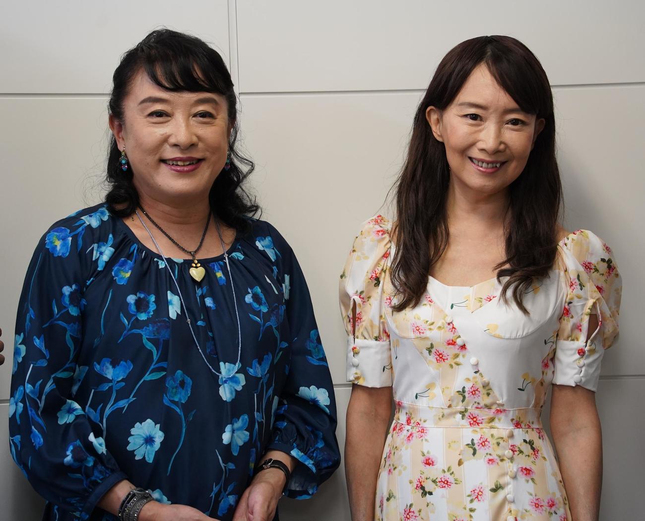 囲み取材に応じた日野美歌（左）とアグネス・チャン（撮影・佐藤勝亮）