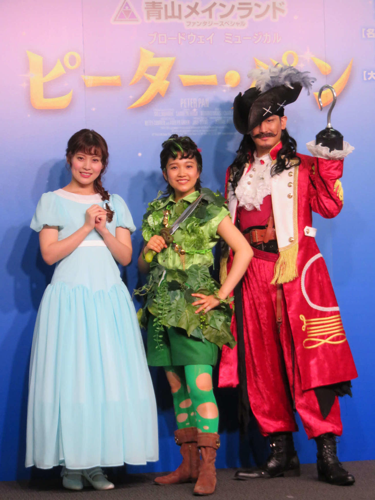 ミュージカル「ピーター・パン」の制作発表に出席した（左から）岡辺麟、山崎玲奈、小野田龍之介