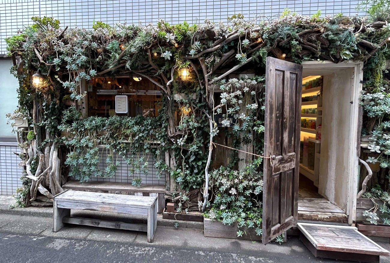 キャンドル・ジュン氏が手がける店舗「エルドナックス」の外観（撮影・松尾幸之介）
