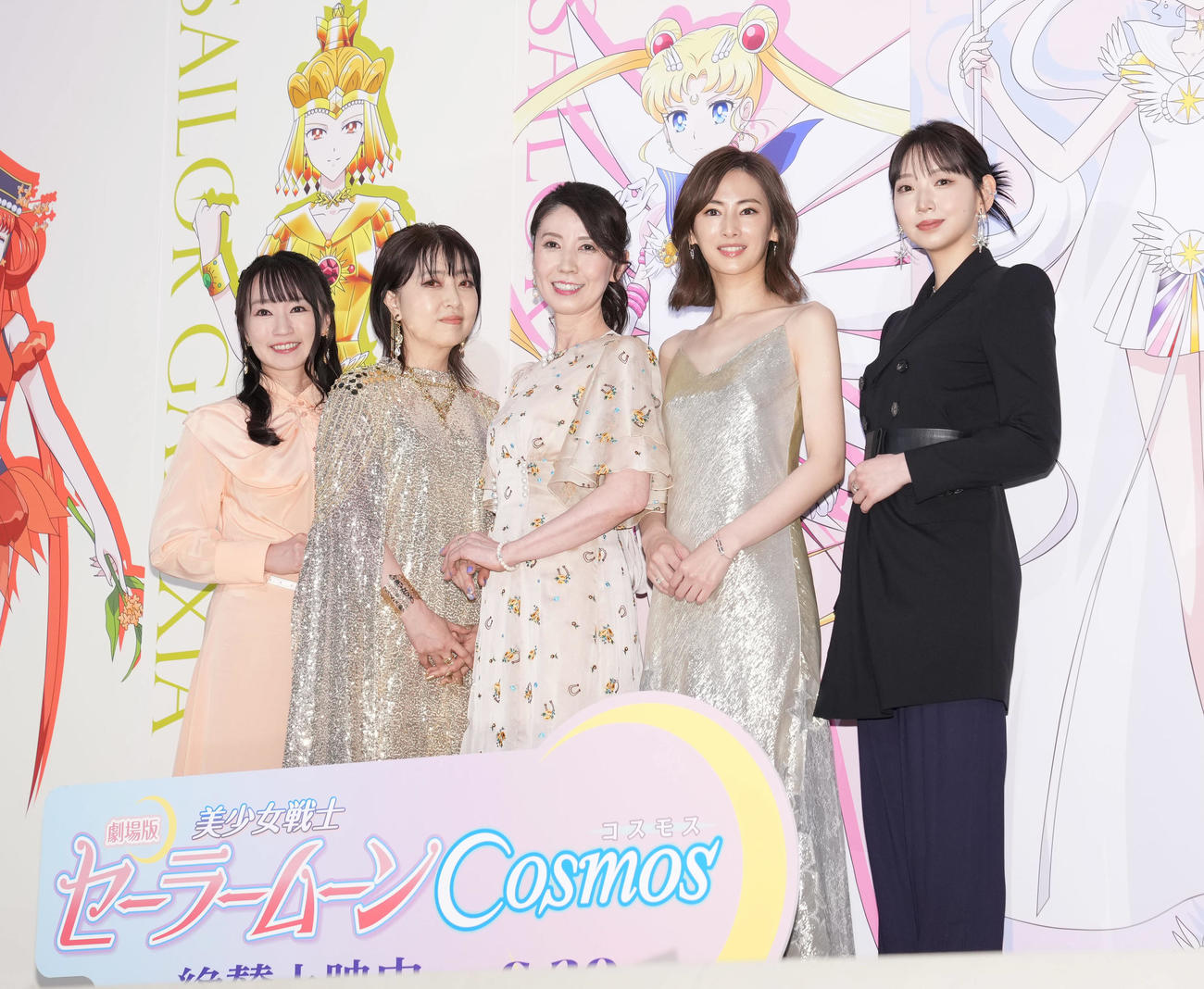 劇場版「美少女戦士セーラームーンCosmos」の舞台あいさつに出席した、左からセーラー火球役の水樹奈々、セーラーギャラクシア役の林原めぐみ、エターナルセーラームーン役の三石琴乃、セーラーコスモス役の北川景子、セーラースターファイター役の井上麻里奈（撮影・狩俣裕三）