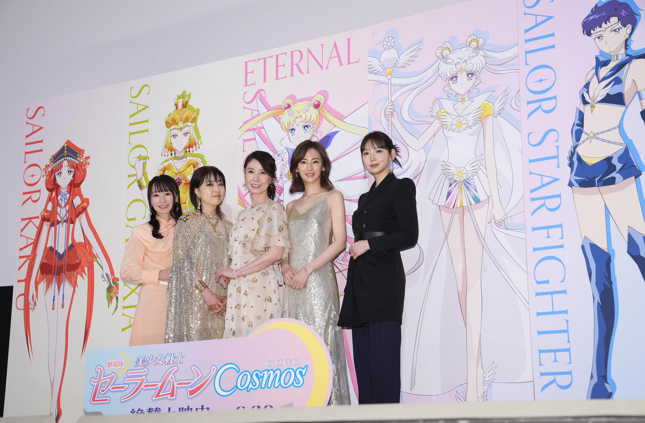 劇場版「美少女戦士セーラームーンCosmos」の舞台あいさつで、左からセーラー火球役の水樹奈々、セーラーギャラクシア役の林原めぐみ、エターナルセーラームーン役の三石琴乃、セーラーコスモス役の北川景子、セーラースターファイター役の井上麻里奈（撮影・狩俣裕三）