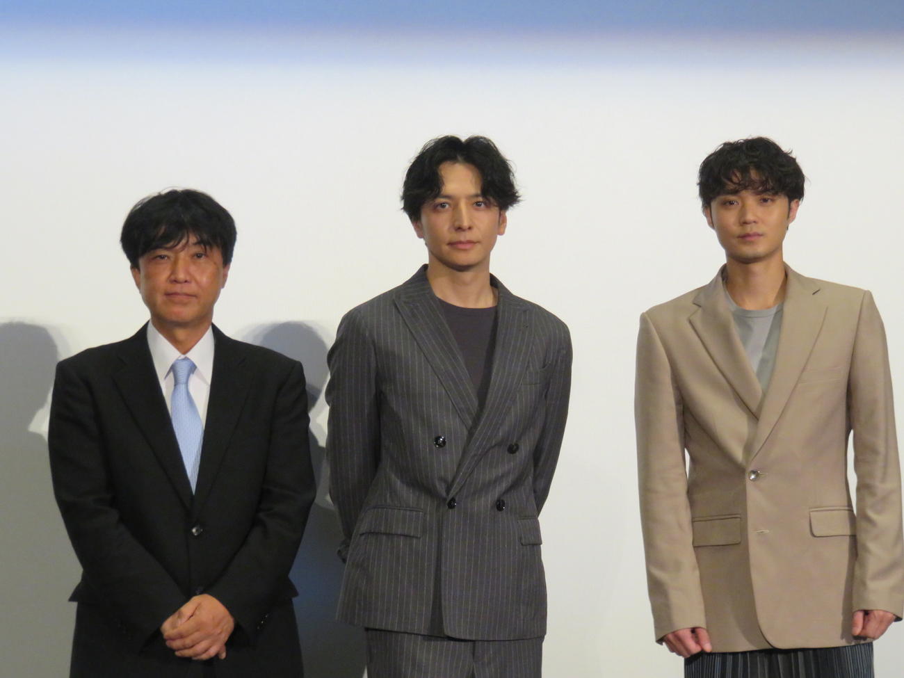 映画「渇水」の公開御礼舞台あいさつに出席した（左から）高橋正弥監督、生田斗真、磯村勇斗