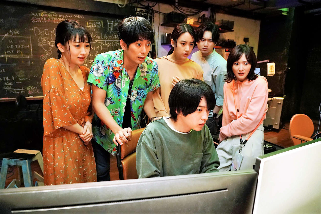 「忌怪島／きかいじま」に出演する前列はなにわ男子西畑大吾、後列左から川添野愛、平岡祐太、山本美月、水石亜飛夢、生駒里奈（C）2023「忌怪島／きかいじま」製作委員会