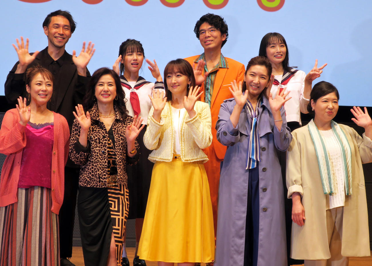 ミュージカル「SUNNY（サニー）」制作会見で。前列左から、佐藤仁美、小林綾子、花總まり、瀬奈じゅん、馬場園梓、後列左から、演出西田征史氏、渡邉美穂、片桐仁、須藤茉麻