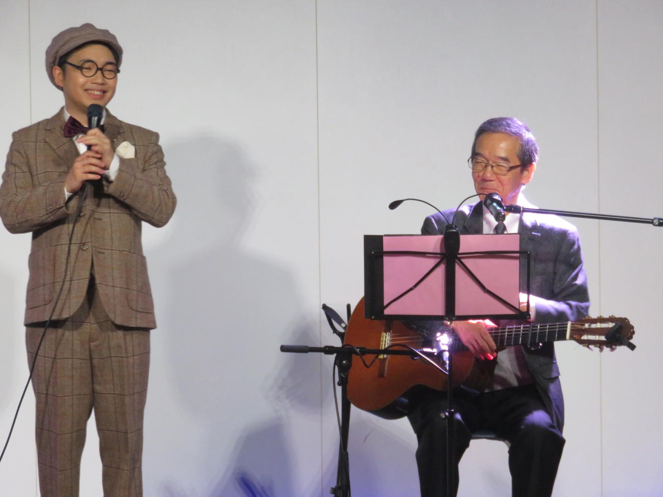 三丘翔太（左）は師匠水森英夫氏の巍アーバンそうで熱唱