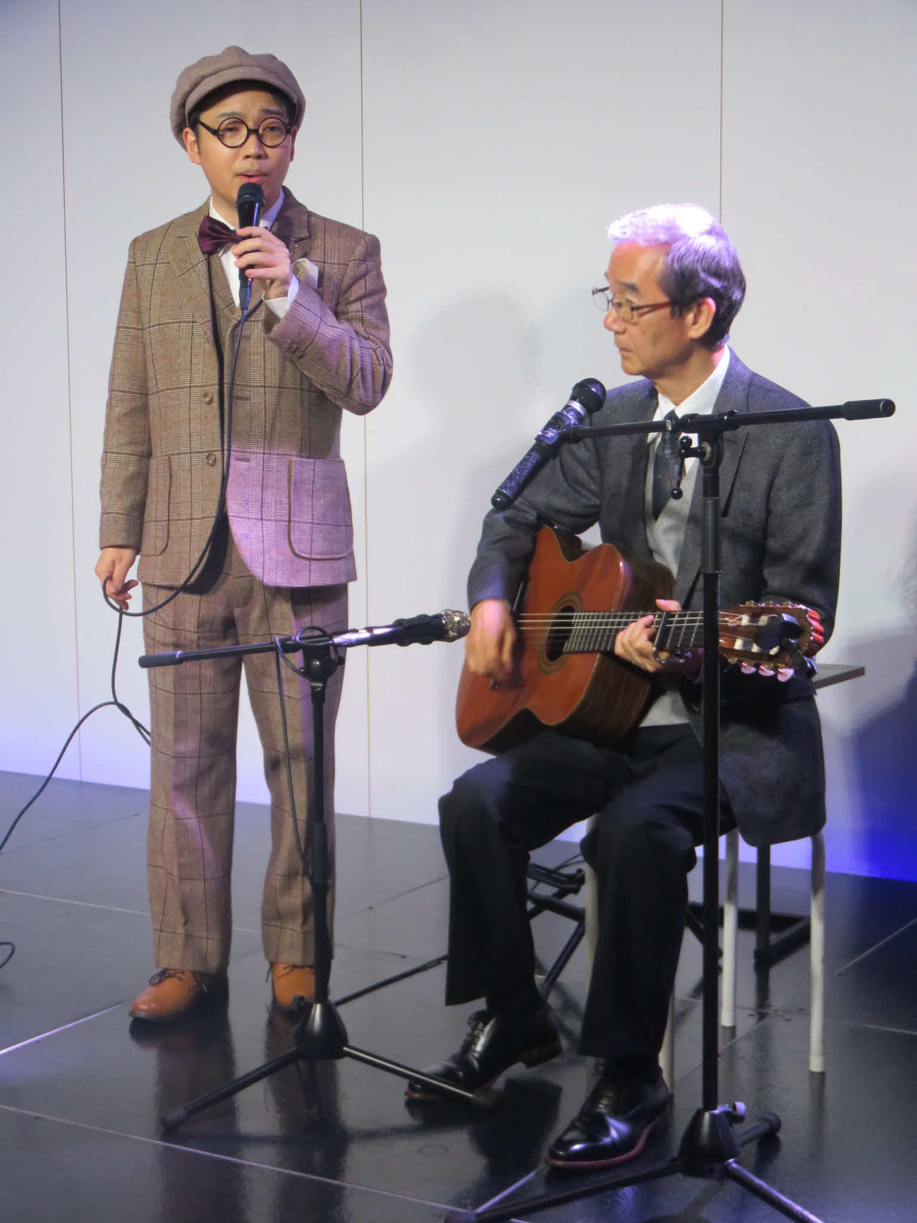 三丘翔太（左）は師匠水森英夫氏の巍アーバンそうで熱唱