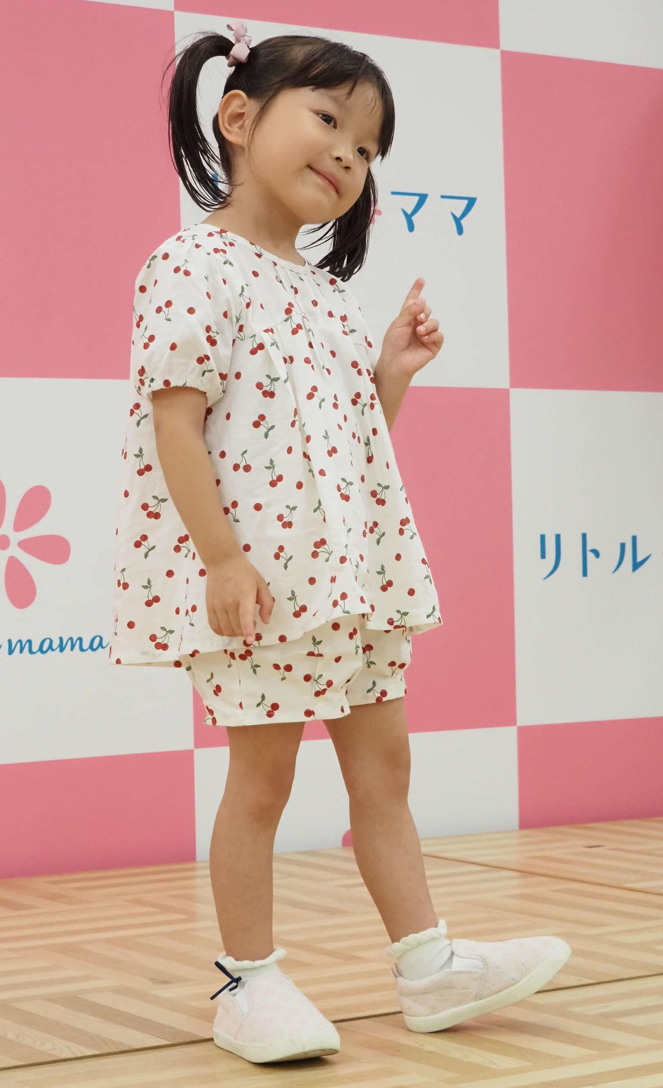 ポーズを決める村方乃々佳（撮影・遠藤尚子）