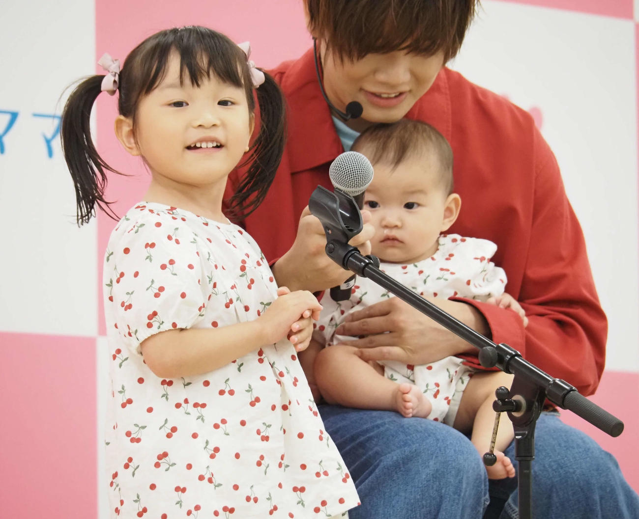 「ドレミのかいだん」新曲発表会に登場した村方乃々佳（左）と妹の日那乃ちゃん。後方は司会の出口たかし（撮影・遠藤尚子）