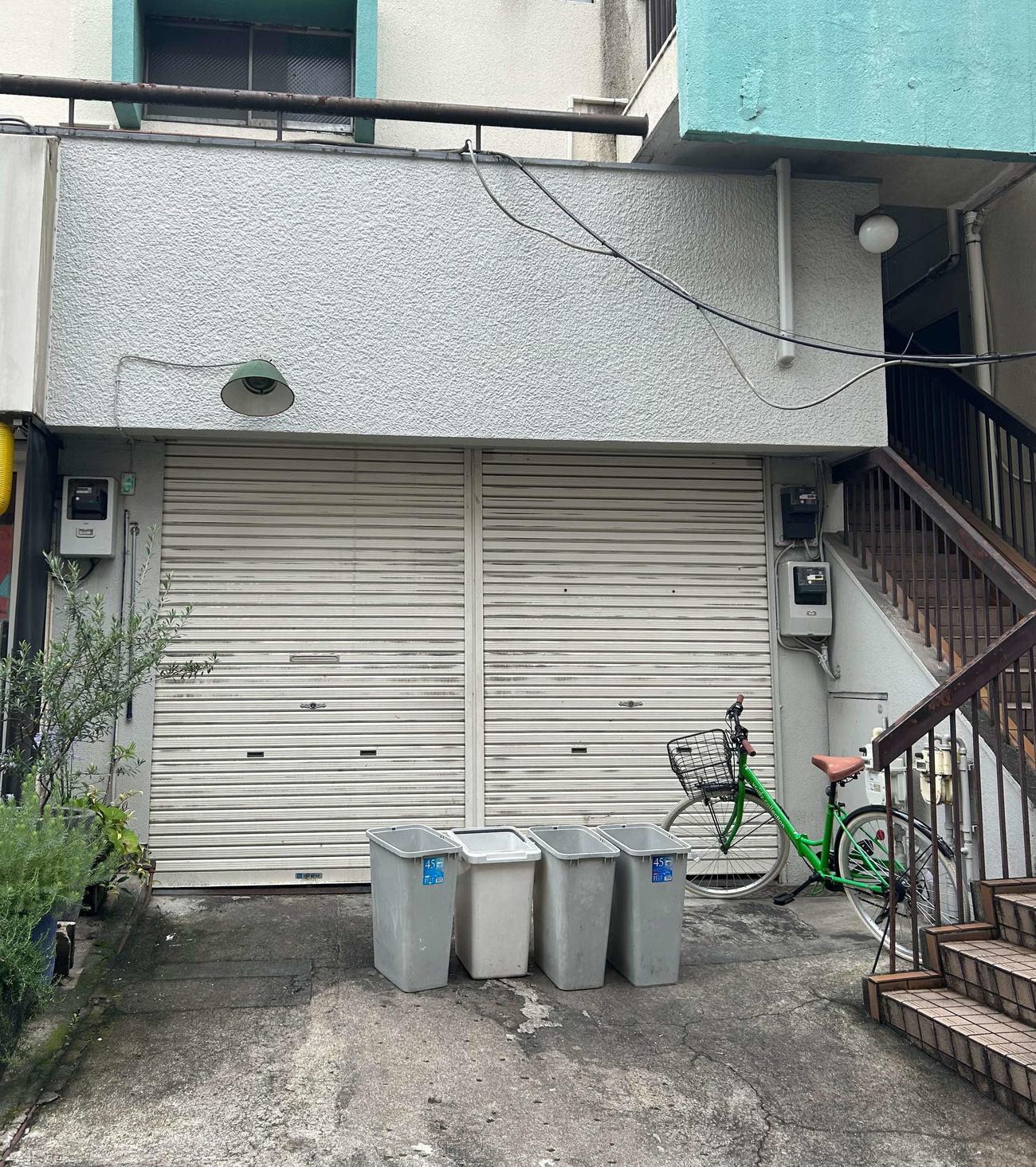 鳥羽周作氏がシェフを務めるレストラン「sio」の外観。定休日でシャッターが閉められていた（撮影・松尾幸之介）