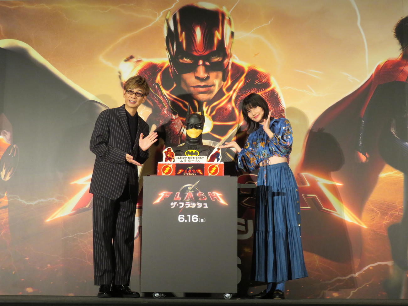 映画「ザ・フラッシュ」のジャパンプレミアに登壇した山寺宏一（左）と吹き替え初挑戦した橋本愛