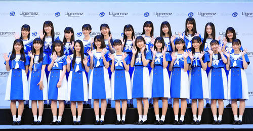 乃木坂46公式ライバル「僕が見たかった青空」誕生で、記念撮影する、前列左から、須永心海、工藤唯愛、安納蒼衣、吉本此那、柳堀花怜、八木仁愛、早崎すずき、杉浦英恋、八重樫美伊咲、今井優希、秋田莉杏、西森杏弥、後列左から、岩本理瑚、宮腰友里亜、木下藍、持永真奈、塩釜菜那、金澤亜美、山口結杏、萩原心花、伊藤ゆず、長谷川稀未、青木宙帆(撮影・浅見桂子)