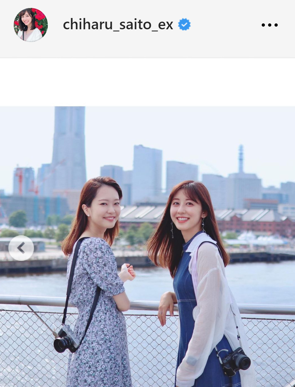 斎藤ちはるアナ（右）は、カメラを肩にかけた姿で下村彩里アナとツーショット（斎藤ちはるアナのインスタグラムから）