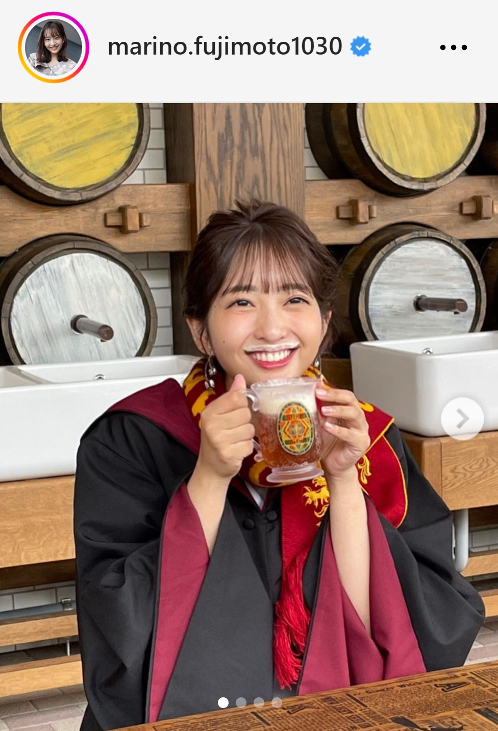 「バタービール」の泡で口元にひげを作る藤本万梨乃アナ（藤本万梨乃アナのインスタグラムから）