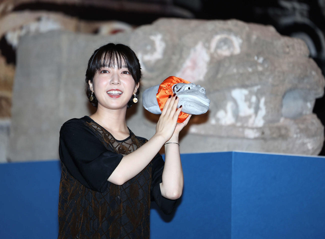 特別展「古代メキシコ－マヤ、アステカ、テオティワカン」取材会のフォトセッションで笑顔を見せる上白石萌音（撮影・河田真司）