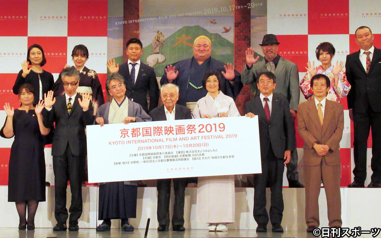 京都国際映画祭発表会見に出席した中島貞夫名誉実行委員長（前列左から4人目）ら（2019年9月撮影）