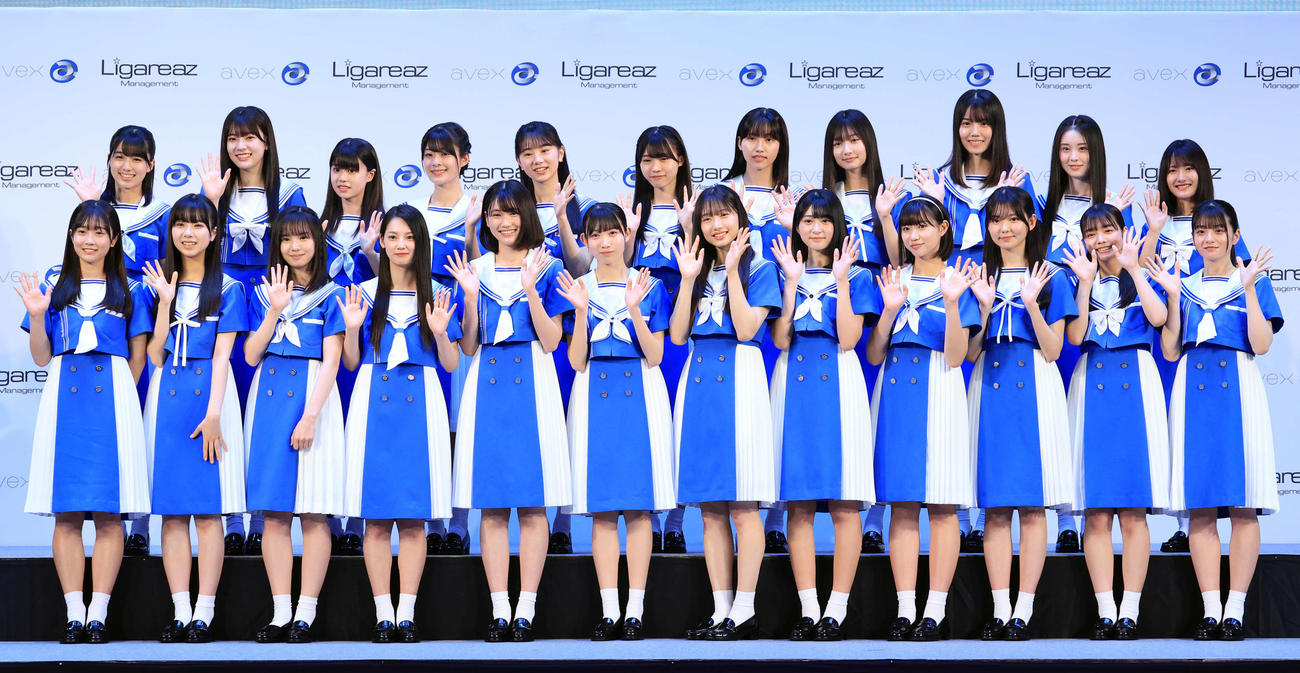 乃木坂46公式ライバル「僕が見たかった青空」誕生で、記念撮影する、前列左から、須永心海、工藤唯愛、安納蒼衣、吉本此那、柳堀花怜、八木仁愛、早崎すずき、杉浦英恋、八重樫美伊咲、今井優希、秋田莉杏、西森杏弥、後列左から、岩本理瑚、宮腰友里亜、木下藍、持永真奈、塩釜菜那、金澤亜美、山口結杏、萩原心花、伊藤ゆず、長谷川稀未、青木宙帆（撮影・浅見桂子）