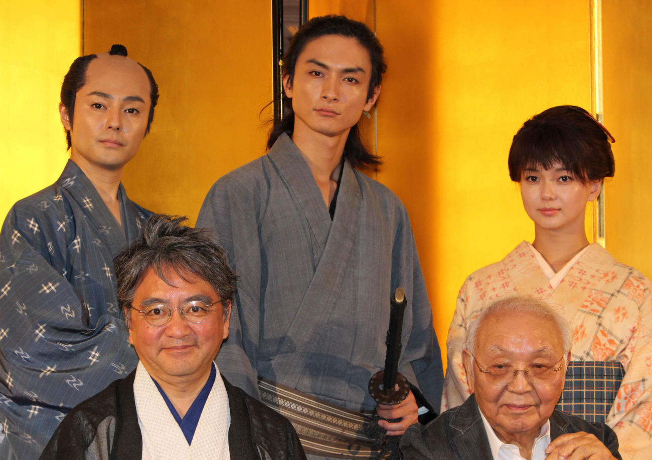 「多十郎殉愛記」製作発表に登場した高良健吾（中央）と中島貞夫監督（前列右）。後列左は木村了、右は多部未華子（2018年8月21日撮影）