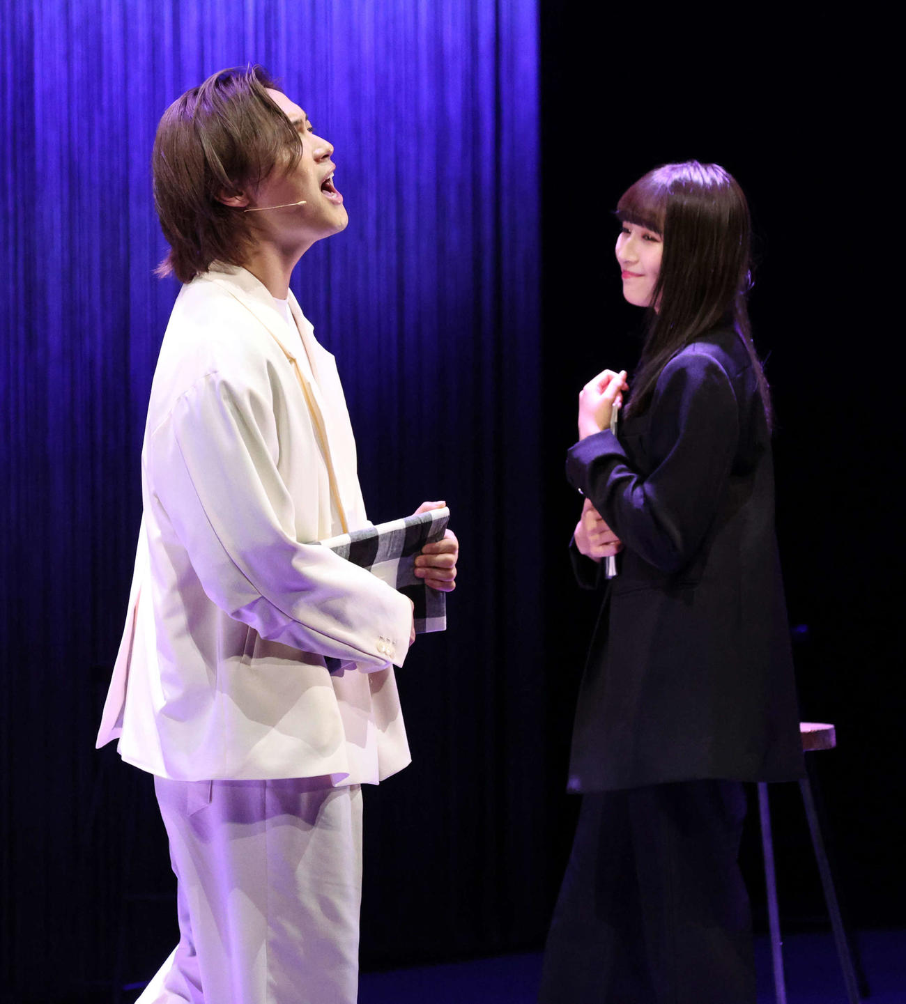 音楽劇「ブンとフン」で熱演するA．B．C－Z橋本良亮（左）と浅川梨奈（撮影・中島郁夫）