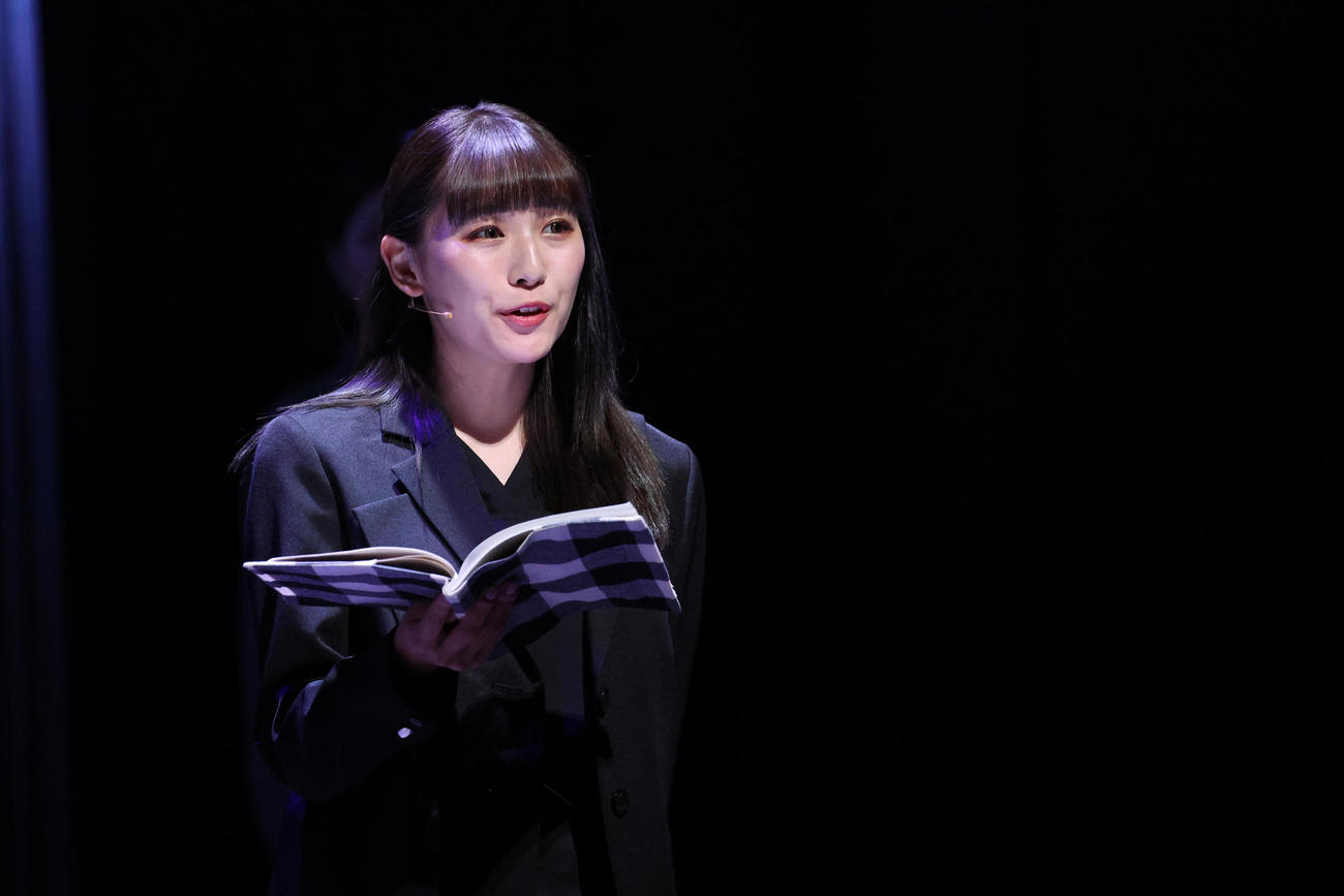 音楽劇「ブンとフン」で熱演する浅川梨奈（撮影・中島郁夫）