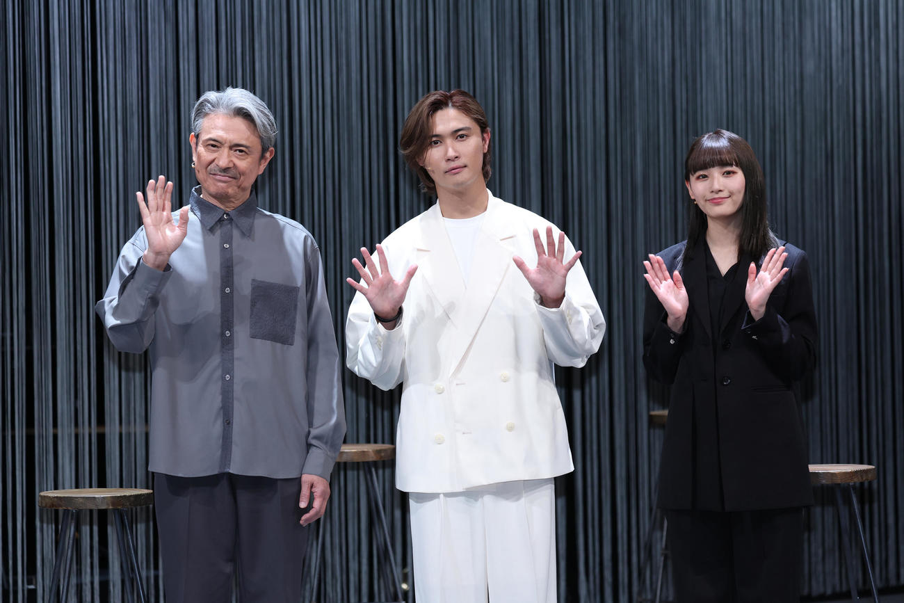 音楽劇「ブンとフン」で会見する、左から升毅、橋本良亮、浅川梨奈（撮影・中島郁夫）
