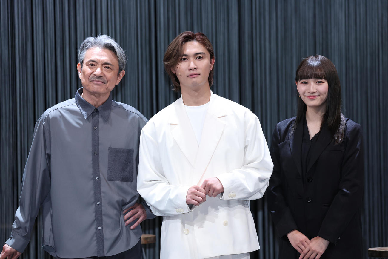 音楽劇「ブンとフン」で会見する、左から升毅、橋本良亮、浅川梨奈（撮影・中島郁夫）