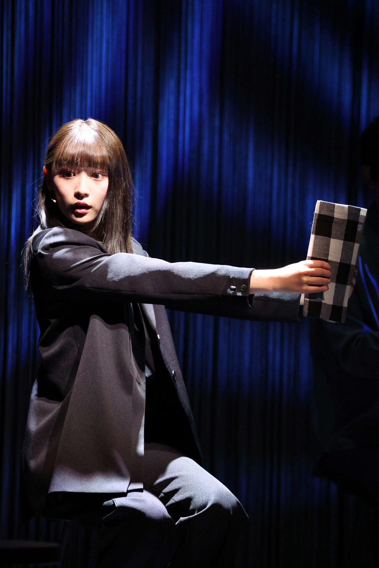 音楽劇「ブンとフン」で熱演する浅川梨奈（撮影・中島郁夫）