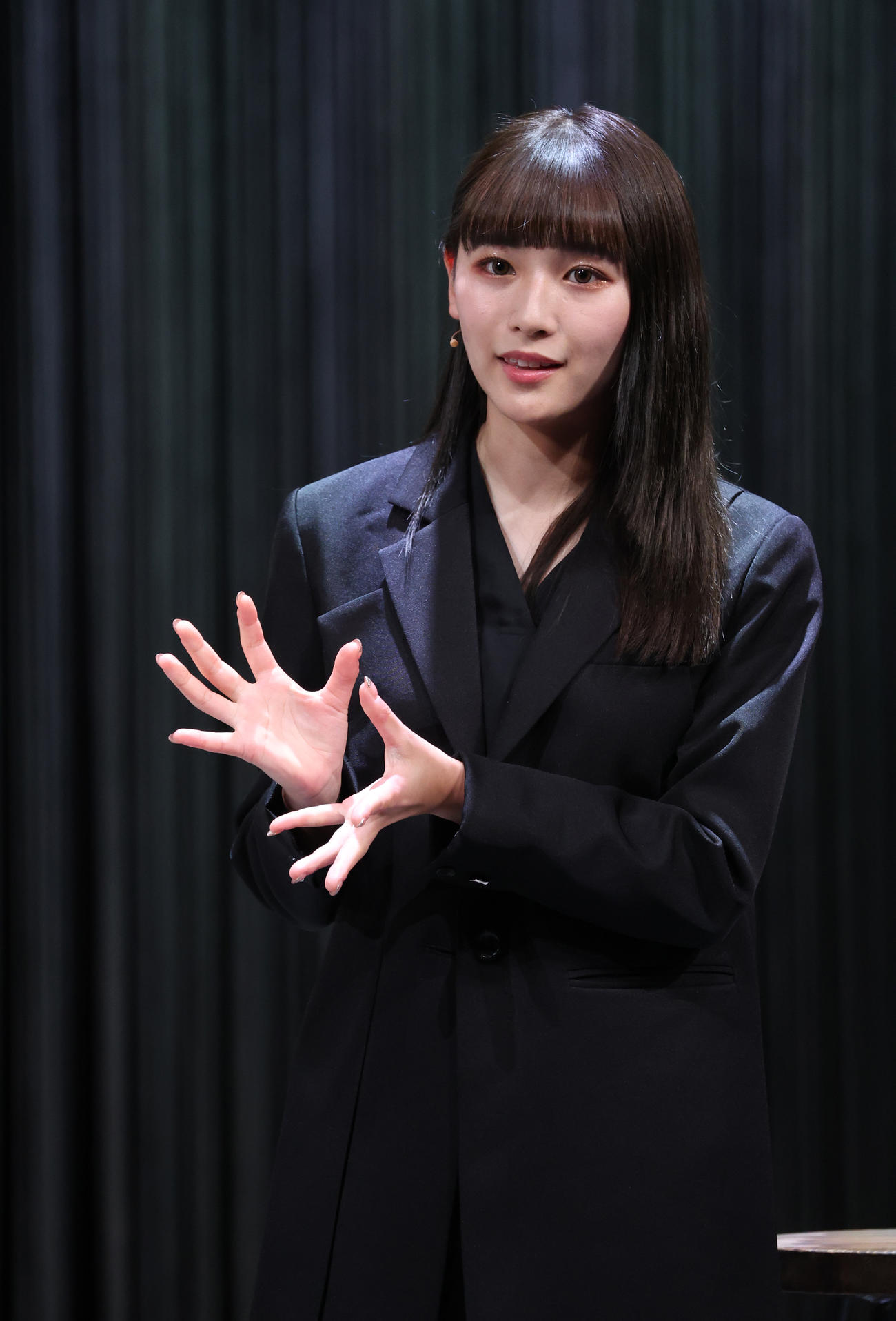 音楽劇「ブンとフン」で会見する浅川梨奈（撮影・中島郁夫）