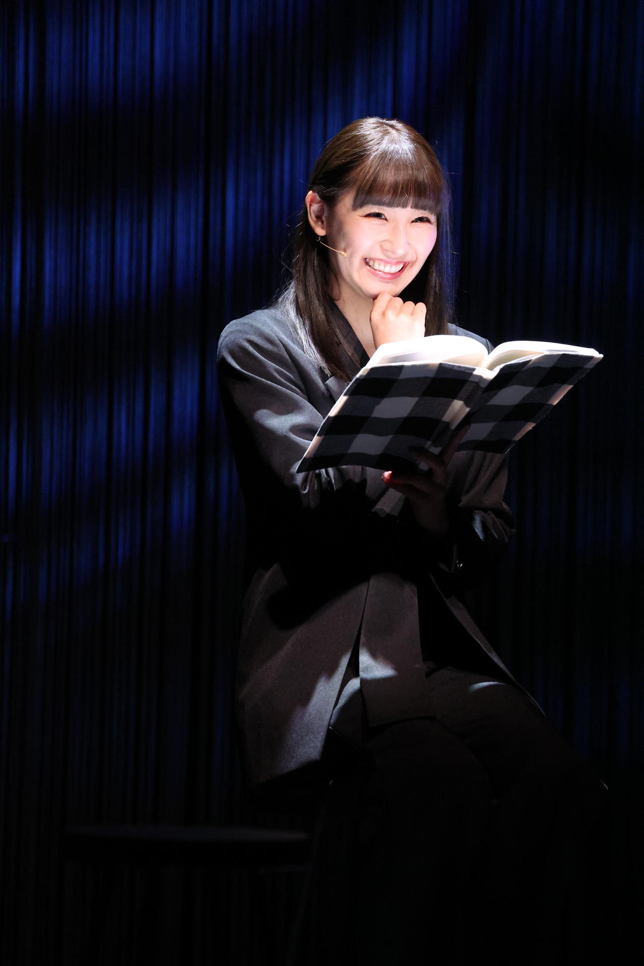 音楽劇「ブンとフン」で熱演する浅川梨奈（撮影・中島郁夫）
