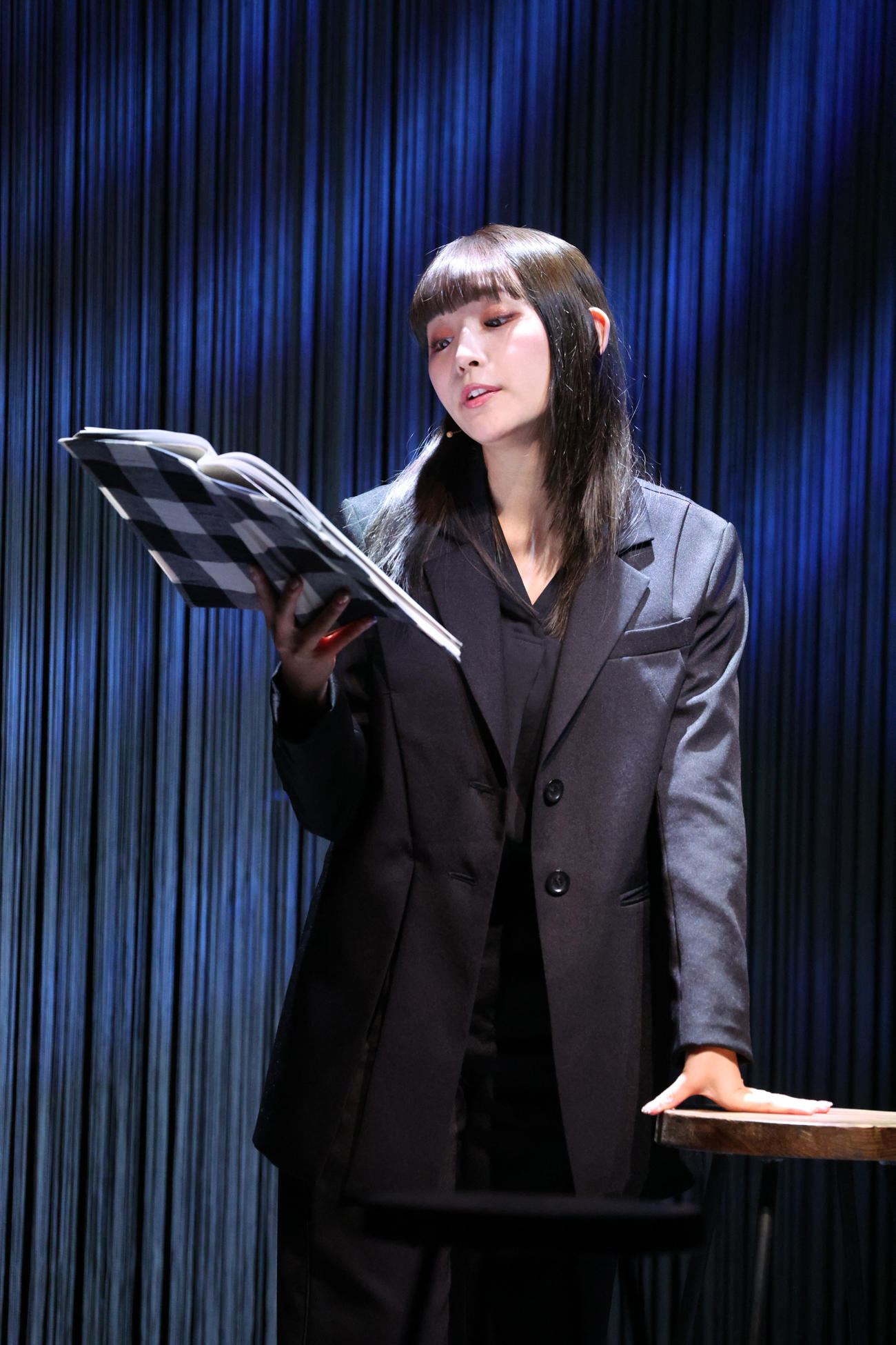 音楽劇「ブンとフン」で熱演する浅川梨奈（撮影・中島郁夫）
