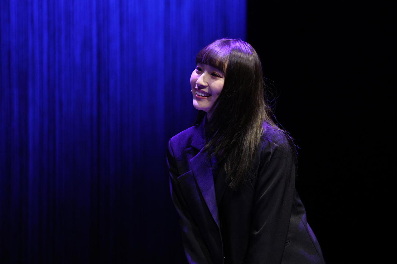 音楽劇「ブンとフン」で熱演する浅川梨奈（撮影・中島郁夫）