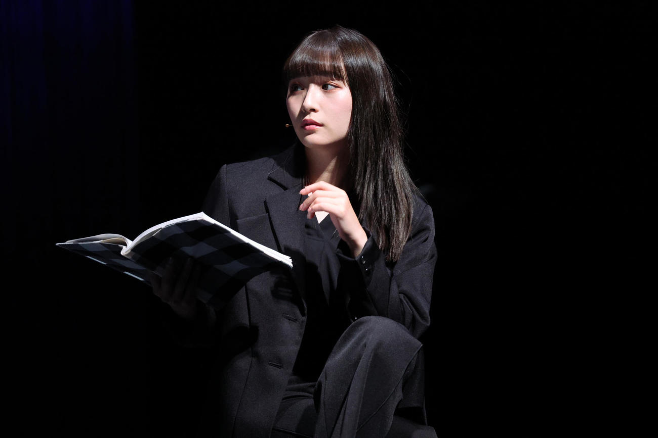 舞台「ブンとフン」で熱演する浅川梨奈（撮影・中島郁夫）