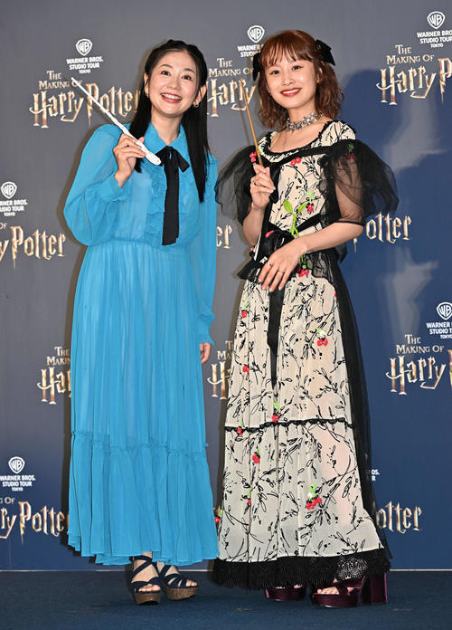 オープニング前夜祭で記念撮影する関根麻里（左）と高橋愛（撮影・滝沢徹郎）