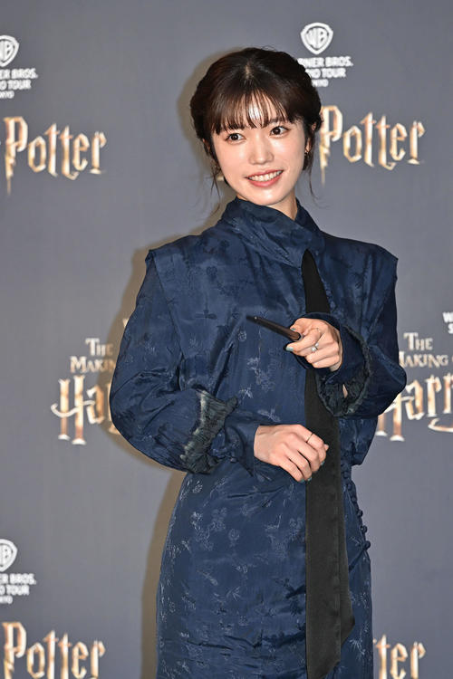 オープニング前夜祭で記念撮影する美山加恋（撮影・滝沢徹郎）