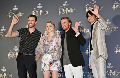 オープニング前夜祭で記念撮影する、左からマシュー・ディビット・ルイス、イヴァナ・リンチ、トム・フェルトン、宮野真守（撮影・滝沢徹郎）