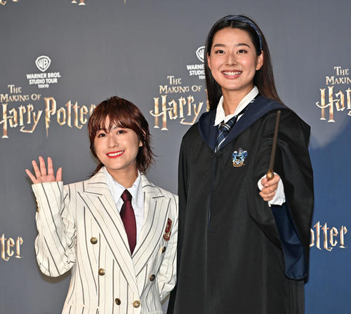オープニング前夜祭で記念撮影するIMALU（左）とすみれ（撮影・滝沢徹郎）