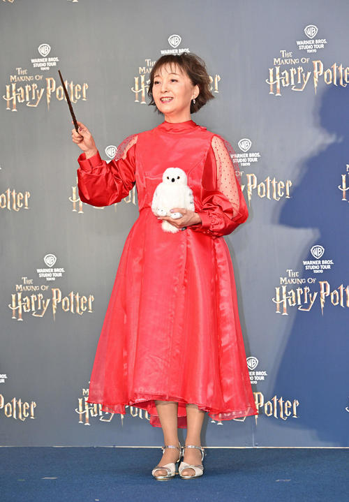 オープニング前夜祭で記念撮影する堀江美都子（撮影・滝沢徹郎）