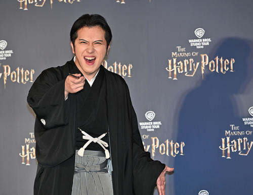 オープニング前夜祭で記念撮影する尾上松也（撮影・滝沢徹郎）