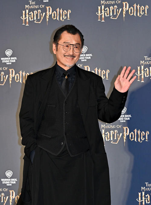 オープニング前夜祭で記念撮影する吉田鋼太郎（撮影・滝沢徹郎）