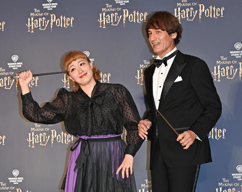 オープニング前夜祭で記念撮影する丸山桂里奈（左）と本並健治氏夫妻（撮影・滝沢徹郎）