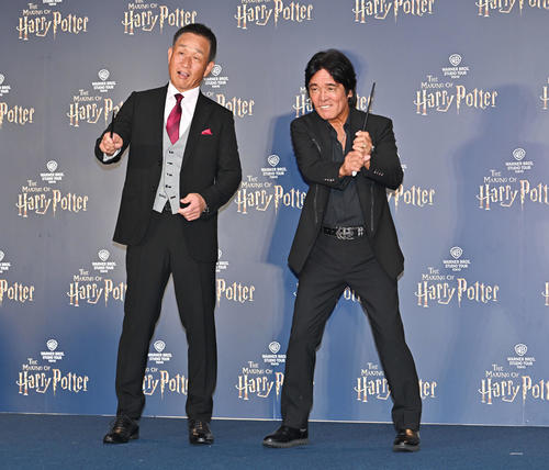オープニング前夜祭で記念撮影する辻発彦氏（左）と松崎しげる（撮影・滝沢徹郎）