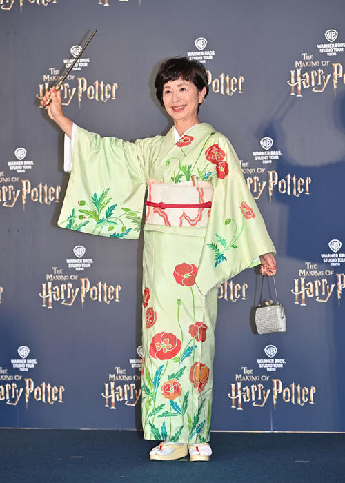 オープニング前夜祭で記念撮影する阿川佐和子（撮影・滝沢徹郎）
