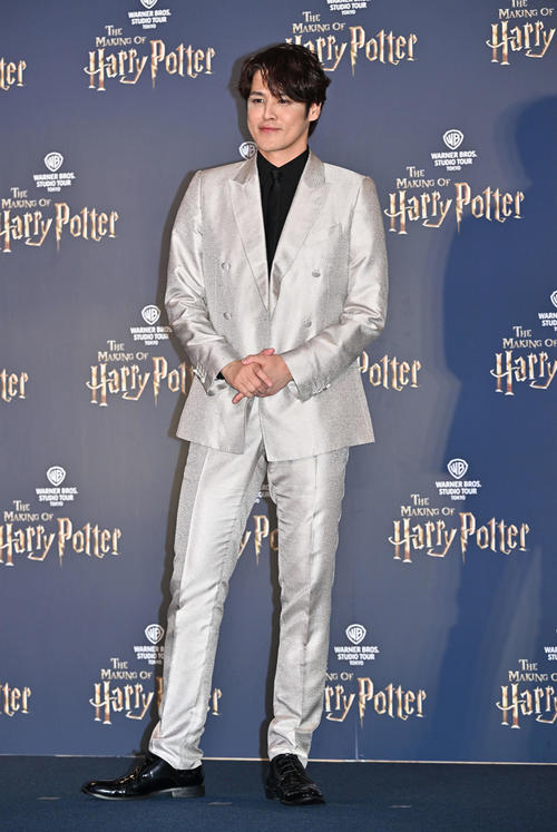 オープニング前夜祭で記念撮影する宮野真守（撮影・滝沢徹郎）