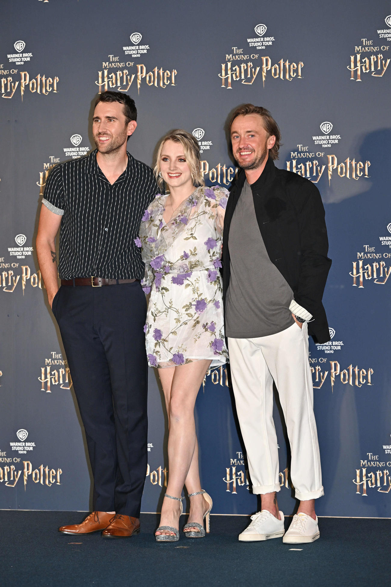 オープニング前夜祭で記念撮影する、左からマシュー・ディビット・ルイス、イヴァナ・リンチ、トム・フェルトン（撮影・滝沢徹郎）