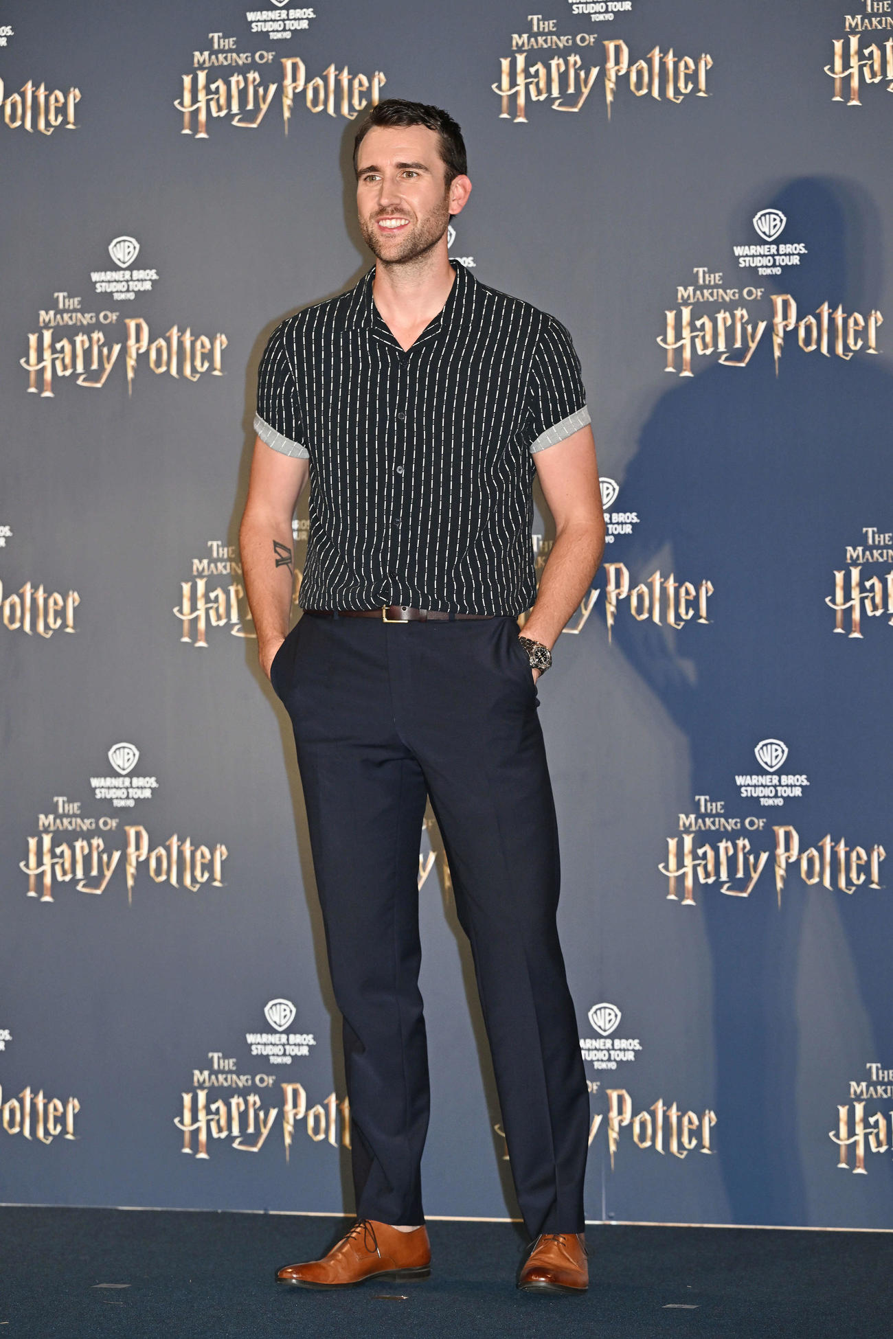 オープニング前夜祭で記念撮影するマシュー・ルイス（撮影・滝沢徹郎）