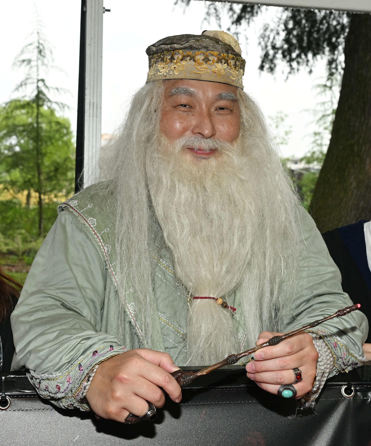 オープニング前夜祭に集まったアルバス・ダンブルドアの仮装するファン（撮影・滝沢徹郎）