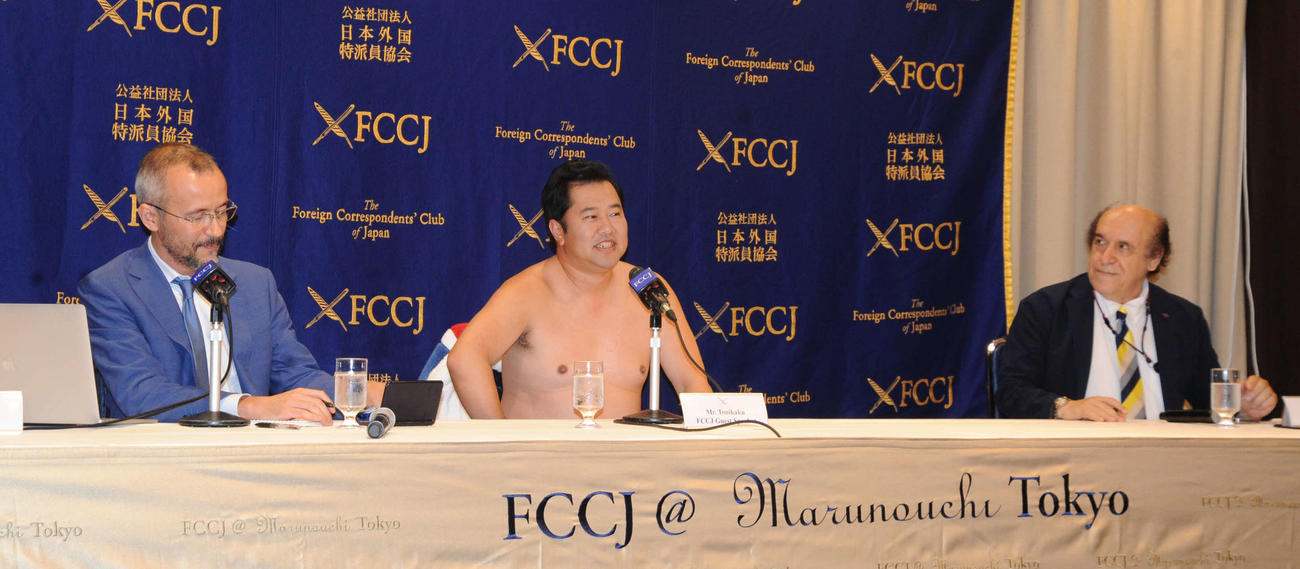日本外国特派員協会で会見を行った、とにかく明るい安村（中央）（撮影・松尾幸之介）