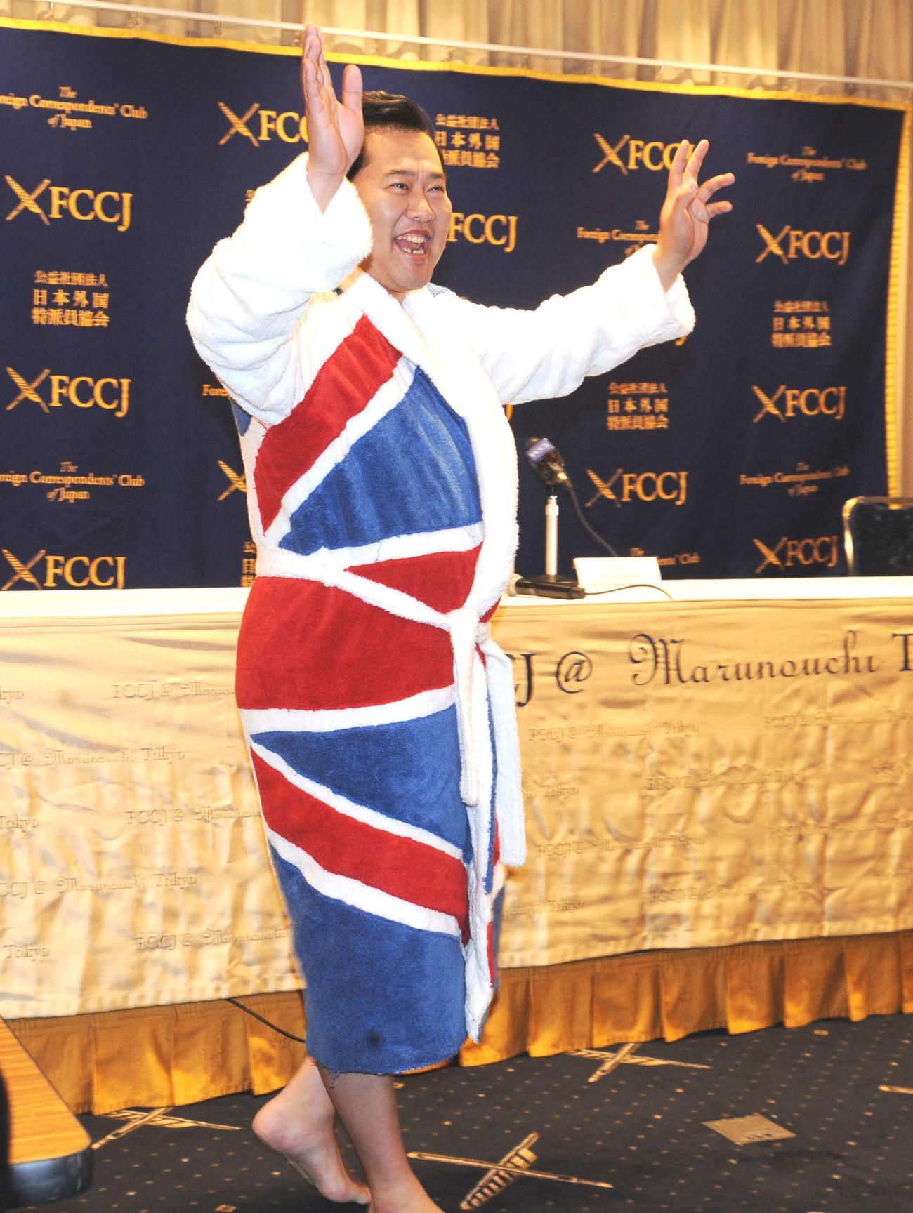 日本外国特派員協会での会見に姿をみせ、拍手に応じる、とにかく明るい安村（撮影・松尾幸之介）