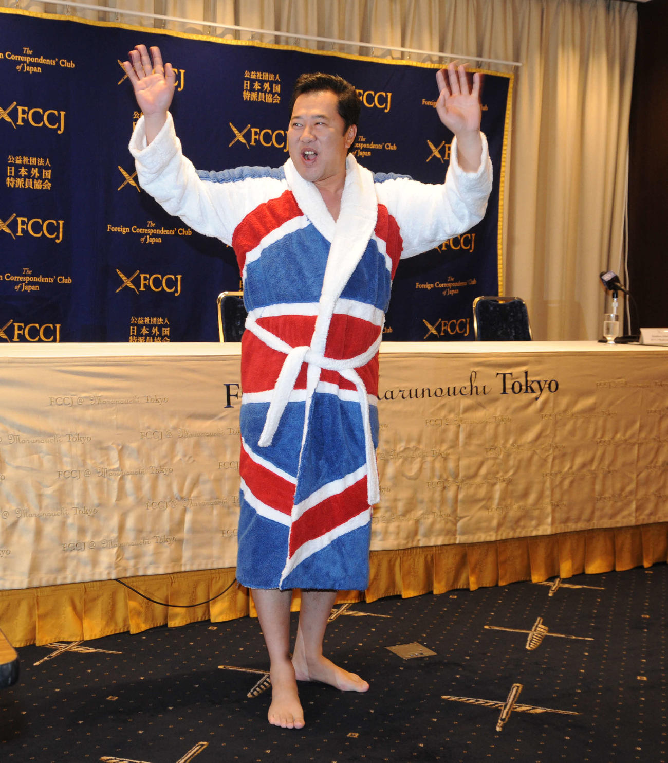 日本外国特派員協会での会見に姿をみせ、拍手に応じる、とにかく明るい安村（撮影・松尾幸之介）